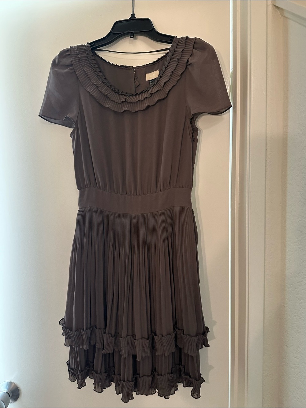 H&M Ruffled Pleated Short Sleeve Dress in Deep Taupe size 4 fully lined chiffon